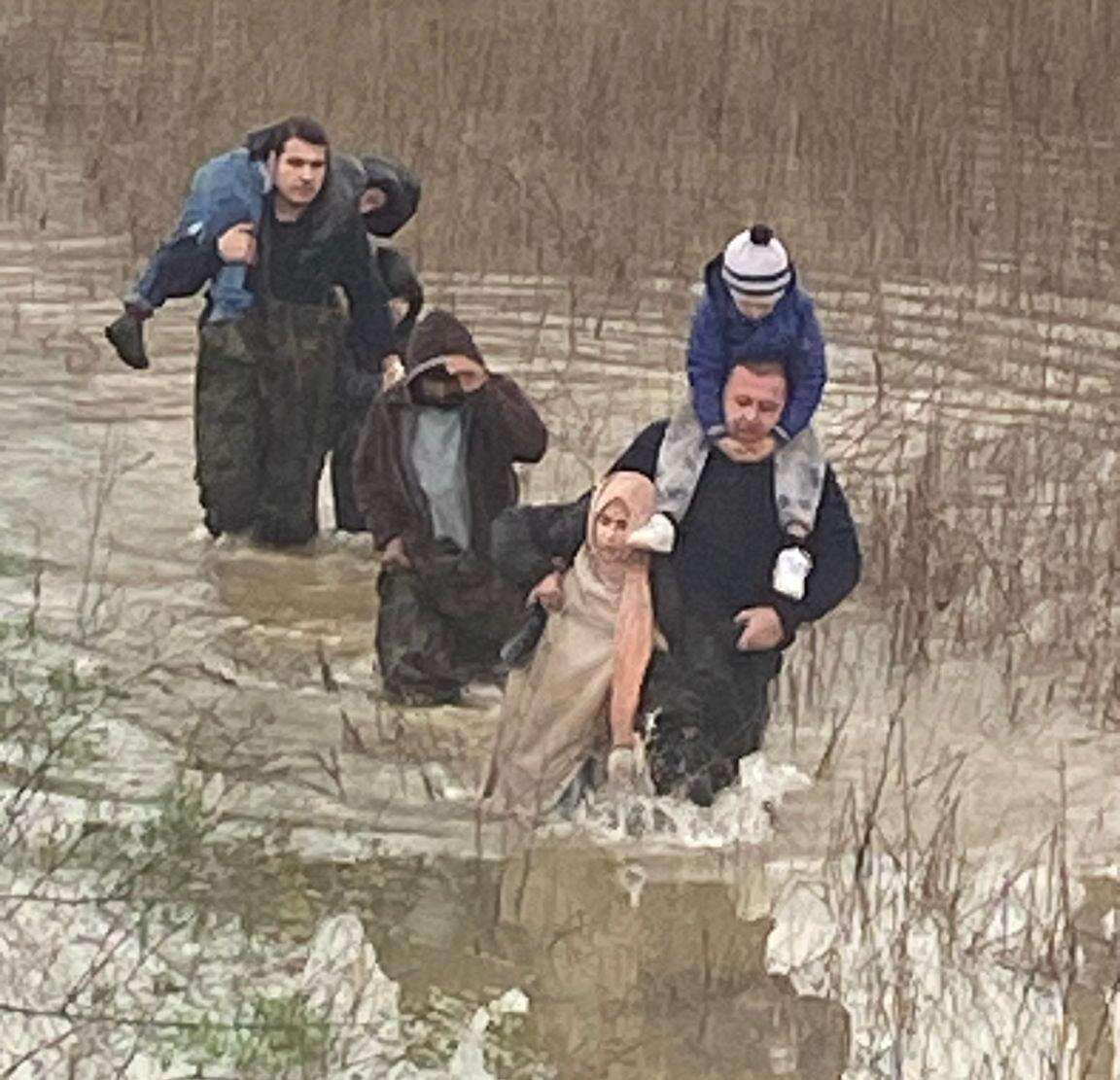 Manisa'da bir aile selde mahsur kaldı itfaiye imdada yetişti 1